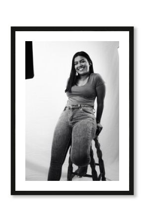 Retrato en blanco y negro de mujer latina morena con actitud segura y sonriente
