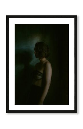 retrato oscuro mujer en sombra