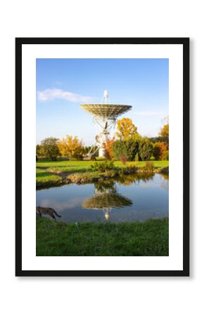 Jeziorko na terenie Obserwatorium Astronomiczne UMK. Radioteleskopy.