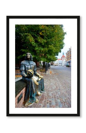 Pomnik wybitnego astronoma, mieszkańca zamku olsztyńskiego, Olsztyn, Polska. Monument to an outstanding astronomer, resident of the Olsztyn Castle, Olsztyn, Poland