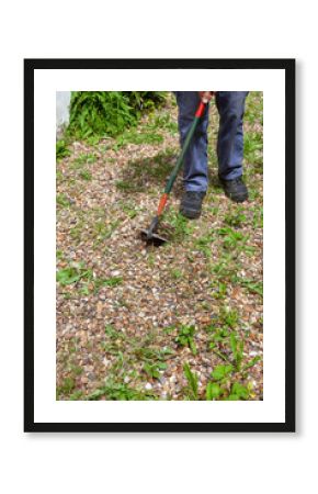 Désherbage écologique - jardinier passant la binette