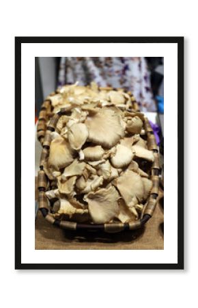 cesta de setas ecológicas en el mercado