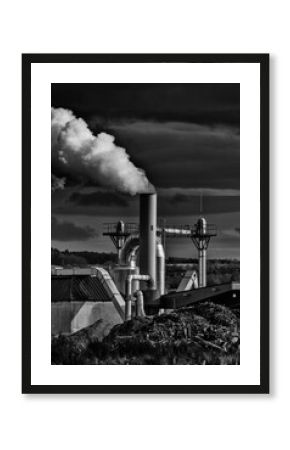 usine en production, grand débit de fumée, photo en noir et blanc