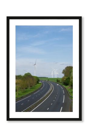 Vue sur les éoliennes depuis l'autoroute A20, dans l'Indre (France).