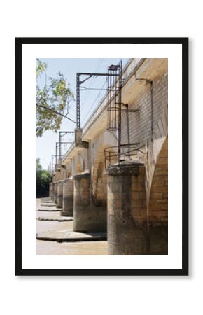 Pont ferroviaire en pierre entre Bordeaux et Libourne sur la rivière Dordogne.