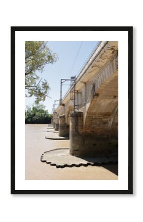 Pont ferroviaire en pierre entre Bordeaux et Libourne sur la rivière Dordogne.