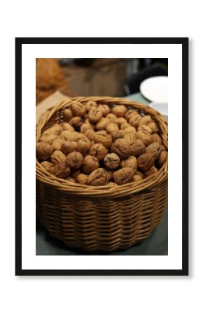 cesta de nueces ecológicas en el mercado