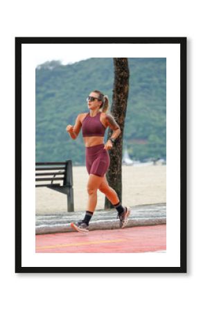 Linha mulher correndo na orla da praia - Visa saudável - Qualidade de vida 