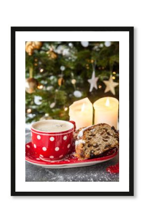 Tasse Kaffee mit Christstollen