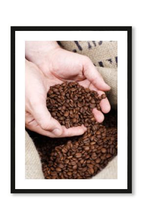 mann prüft qualität der kaffeebohnen