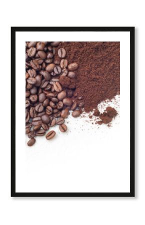 Kaffeebohnen und gemahlenes Kaffeepulver auf weißem Hintergrund, dekorativ und plakativ, Freiraum für Text, unten verlängerbar