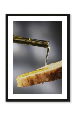 Filo d olio di oliva su fetta di pane