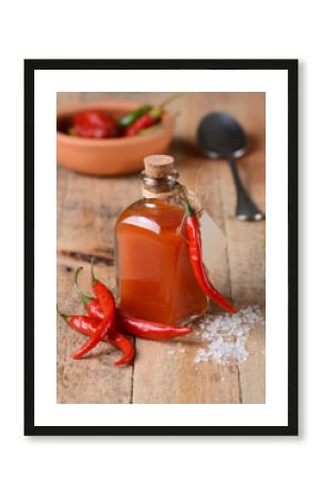 salsa di tabasco fatta in casa nella piccola bottiglia di vetro