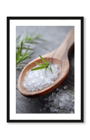 Holzscheffel mit Salz und Rosmarin - Closeup