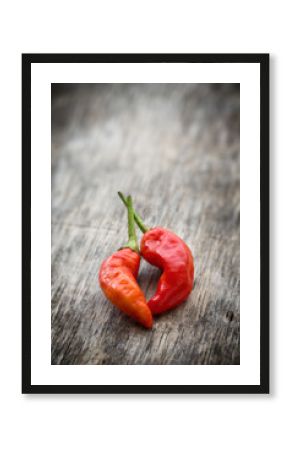 deux piments rouges sur fond bois