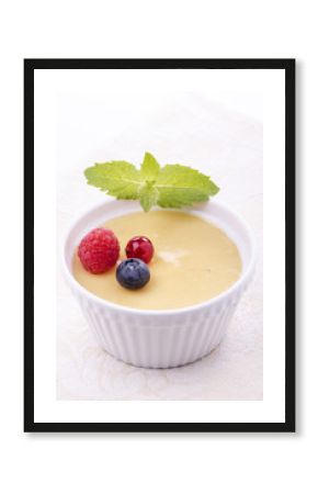 dessert alla vaniglia con frutti di bosco