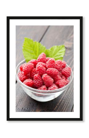 ciotola di lamponi con foglie