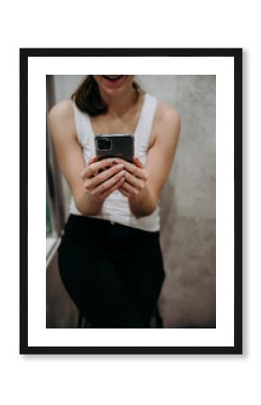 Kobieta robiąca sobie zdjęcie w lustrze